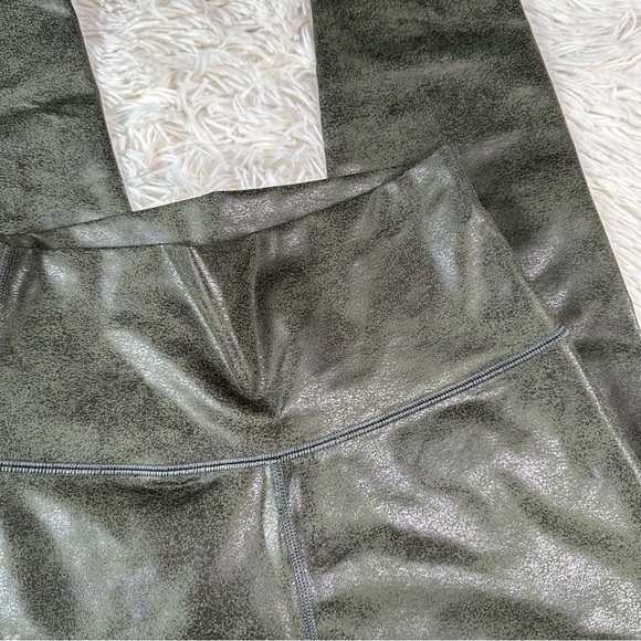 Offline by Aerie Crackle Leggings Size Small Short - Picture 4 of 11